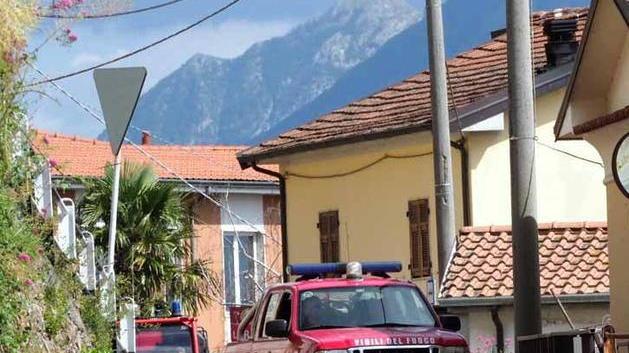 Si getta dal ponte, salva perché si impiglia tra i rovi