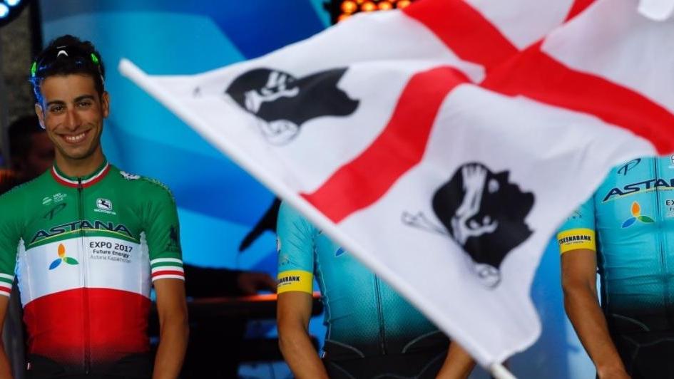 Pioggia e cadute: Aru in salvo nel gruppo