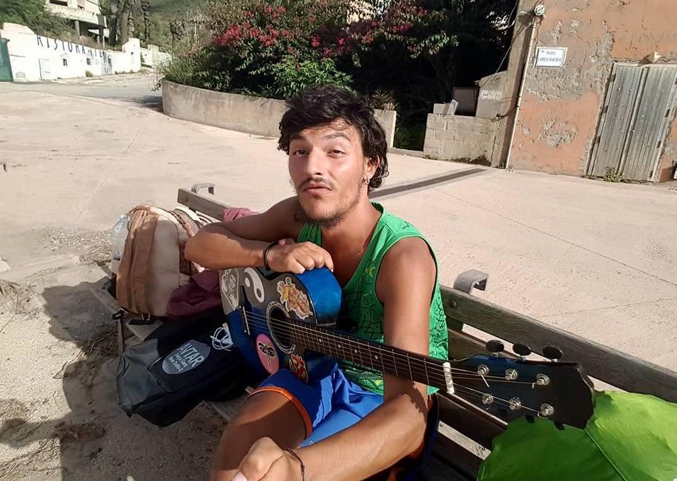 Il viaggio a piedi di “Cisco”, il ragazzo che sogna una Sardegna migliore