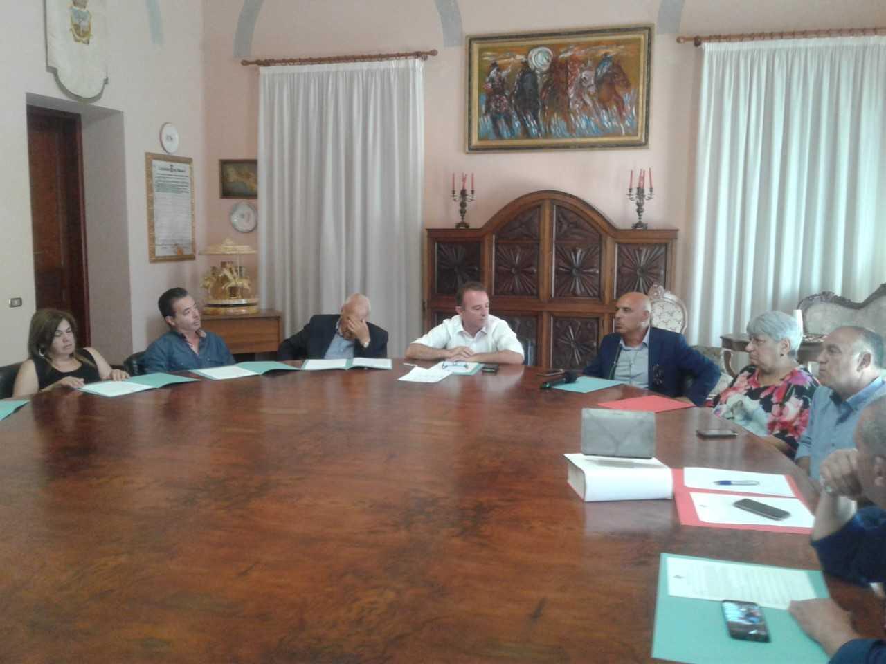 Il sindaco Lutzu con la sua Giunta