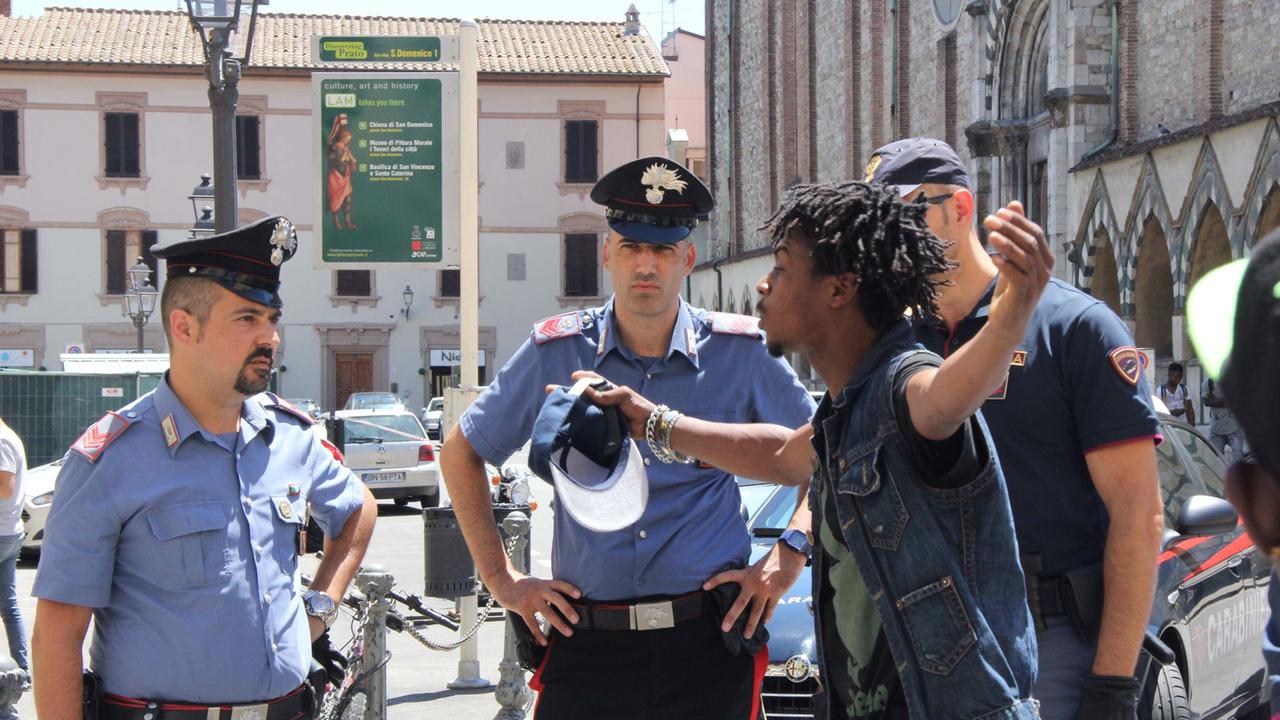 Uno dei profughi che hanno protestato in via San Vincenzo (foto Batavia)