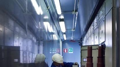 Un tecnico dell'Enel al lavoro