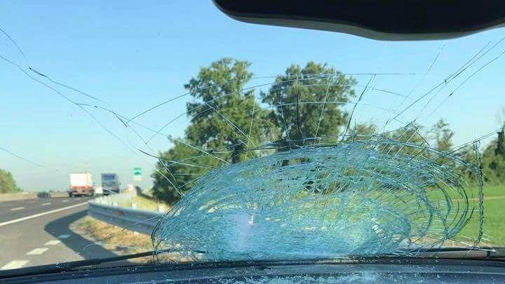 I danni provocati dalla pietra sul parabrezza dell'auto