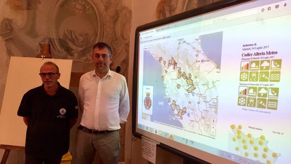 Sergio Brachi, responsabile della protezione civile e il vicesindaco Simone Faggi illustrano il nuovo servizio