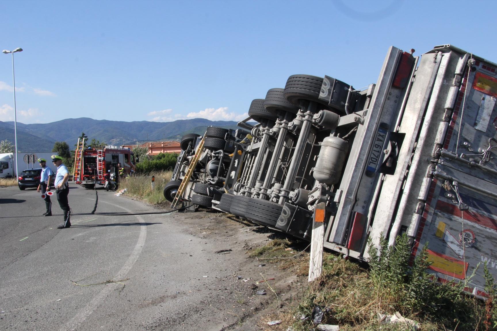 Il Tir ribaltato sulla rotonda (foto Batavia)