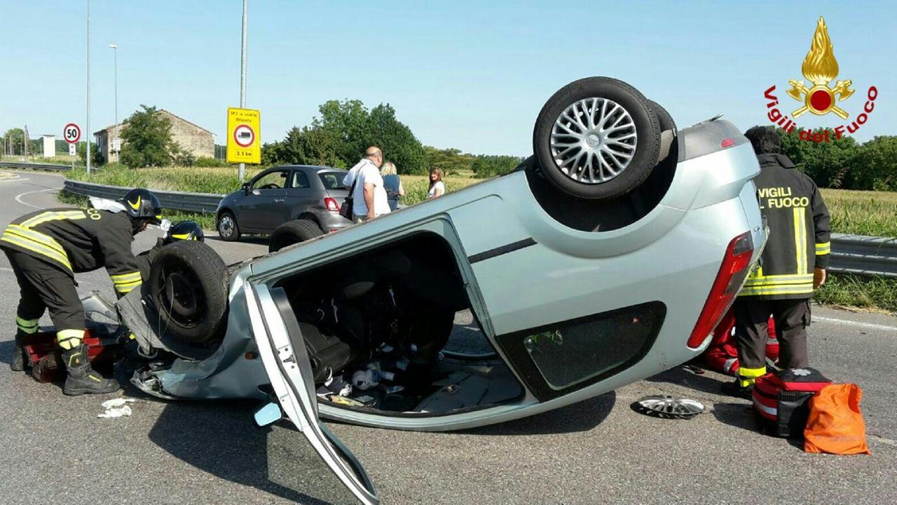 Guastalla: auto si ribalta alla rotonda della Cispadana