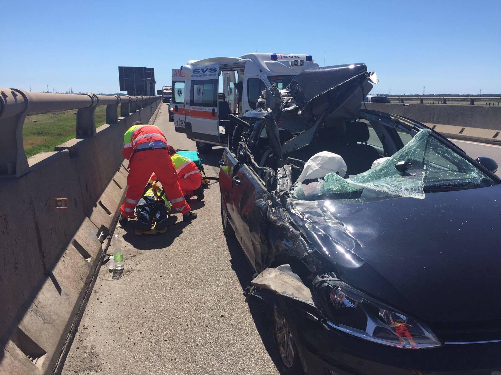 Si schianta in auto contro un furgone guasto e in sosta sulla Fi-Pi-Li: due feriti