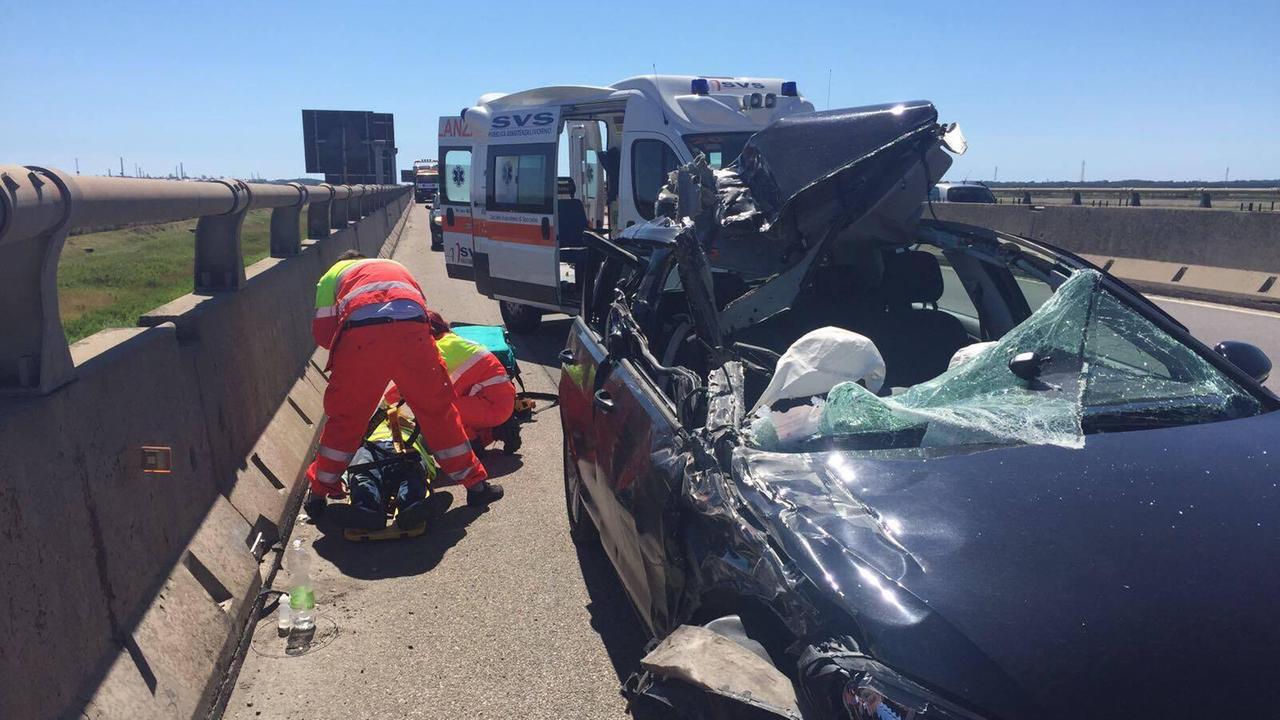 Si schianta in auto contro un furgone guasto e in sosta sulla Fi-Pi-Li: due feriti