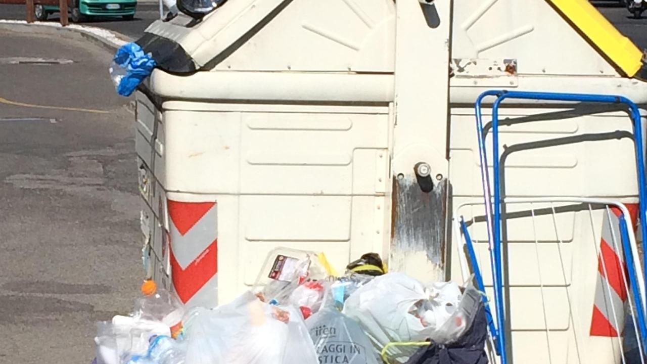 Rifiuti, adesso la protesta si sposta in via Gorizia