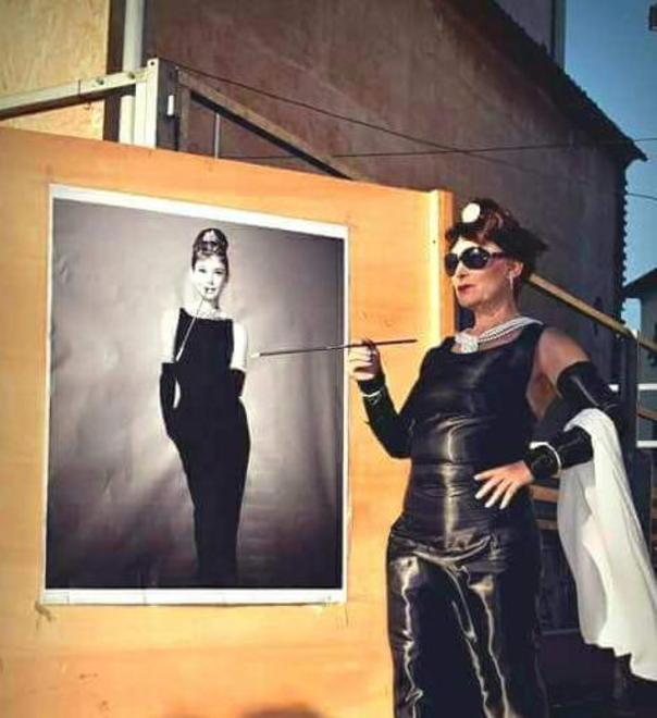 Salutano l’insegnante con una sfilata di moda 