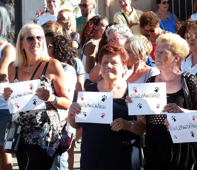 In 150 al corteo pro canile «Subito una nuova struttura» 