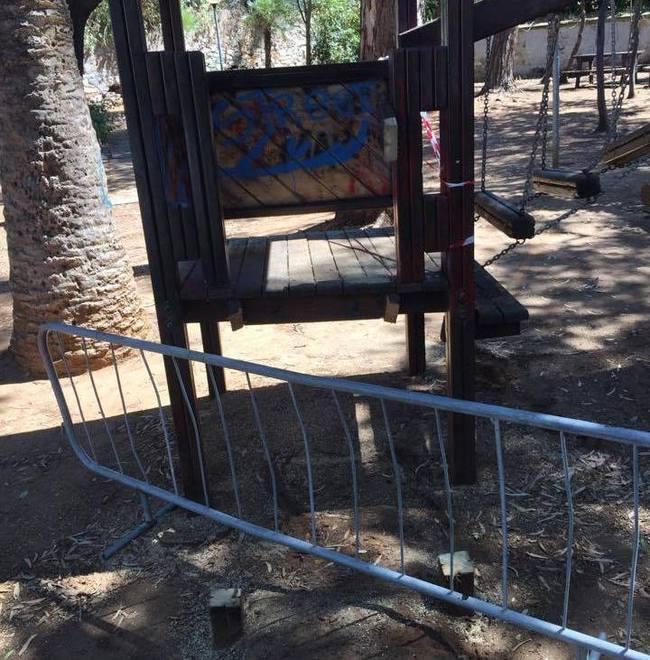 Parco giochi devastato il Comune lo chiude 