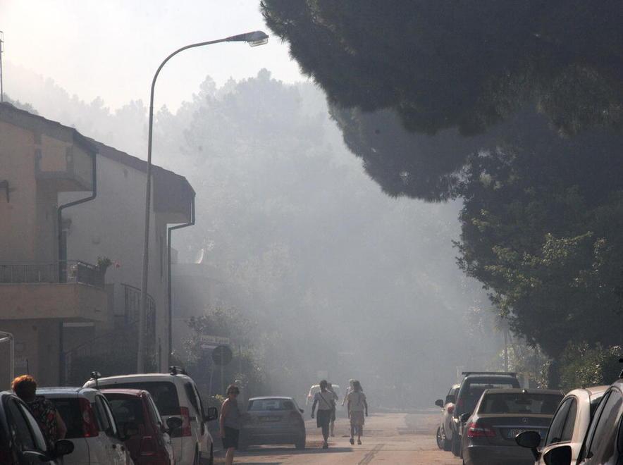 Le fiamme lambiscono le abitazioni 