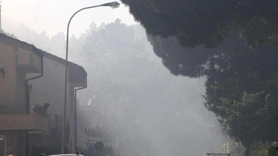 Le fiamme lambiscono le abitazioni