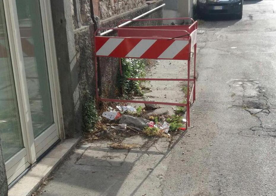 Tombino rotto, da un anno in questo stato