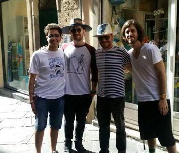 Gli Imagine Dragons fanno shopping in città 