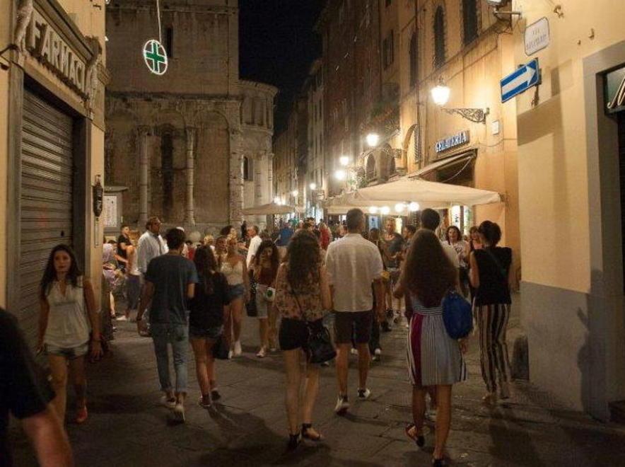 Shopping, tornano le aperture notturne 