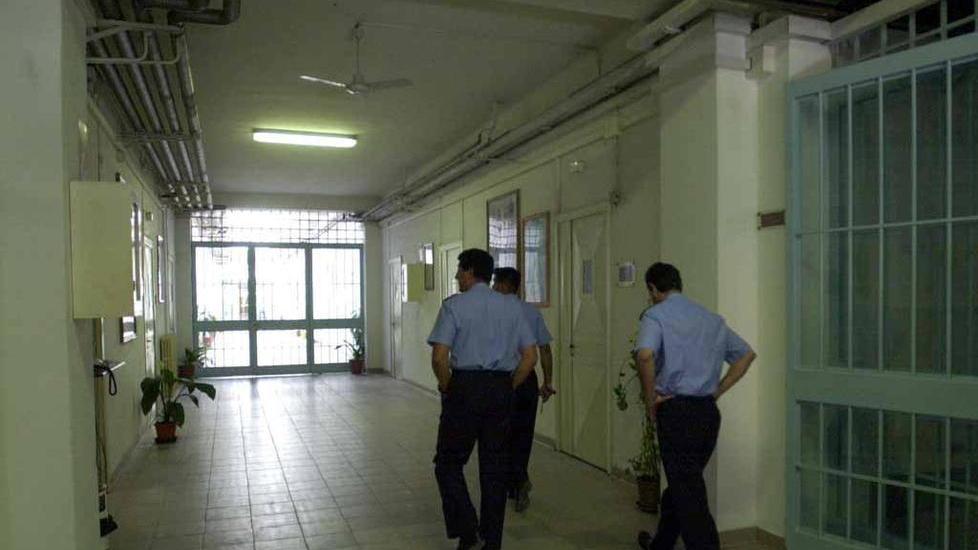 Picchia e perseguita la madre: in carcere