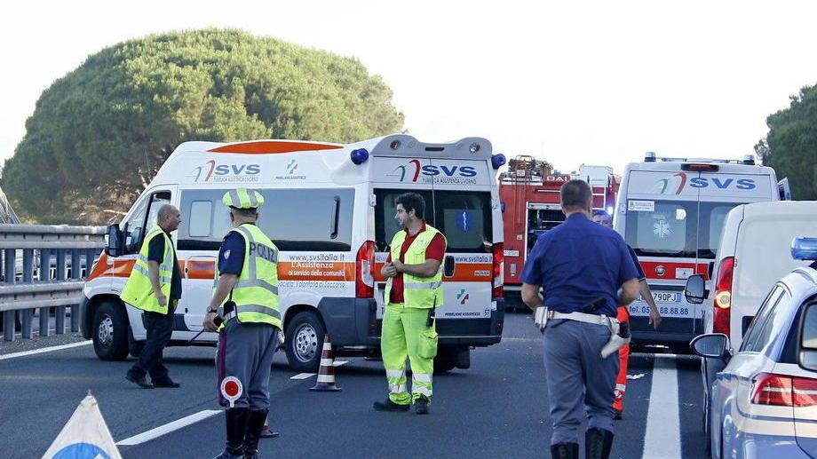 Furgone investe due giovani: un morto