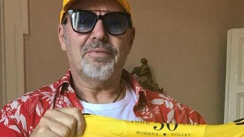 Vasco Rossi “tifoso” di volley a lui la maglia 40 del Modena