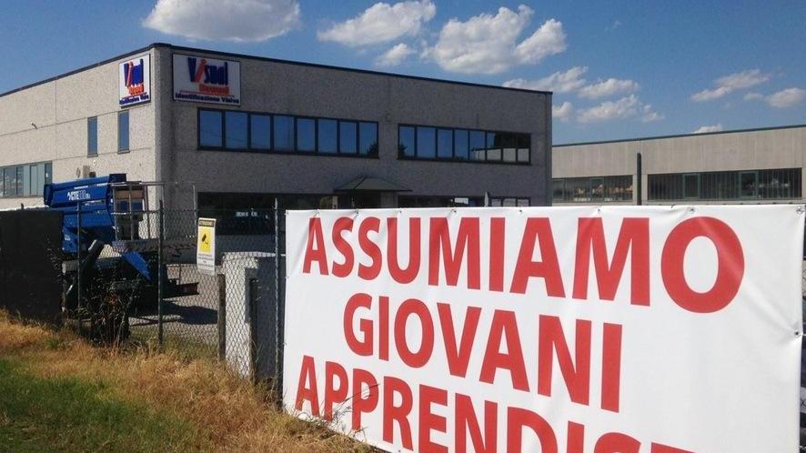 Cerca apprendisti con il maxi cartello