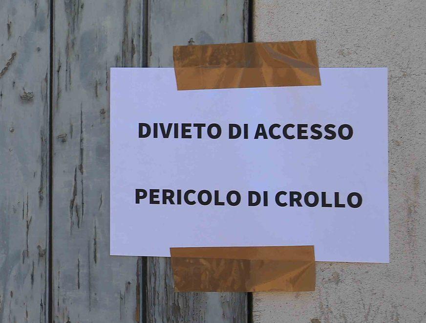 «La struttura è inagibile» Famiglie ospitate in hotel 