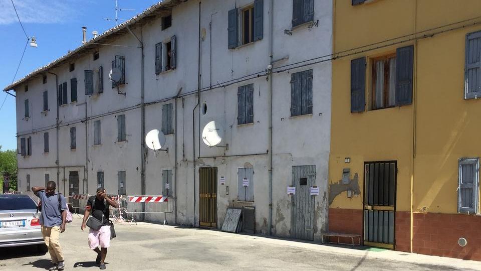 Palazzo a rischio crollo evacuati tutti i residenti