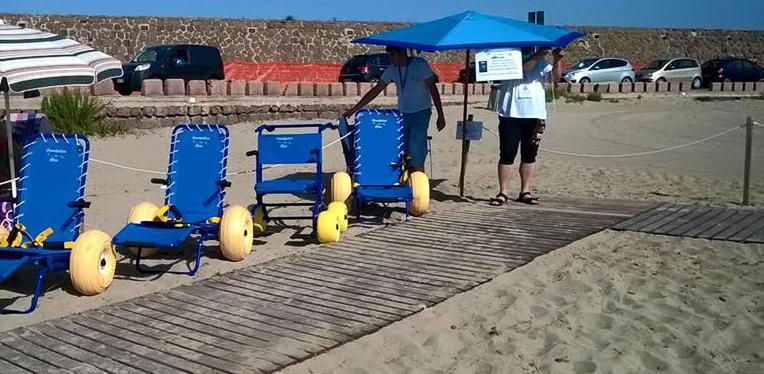 Via le barriere, arrivano in spiaggia le sedie per disabili 