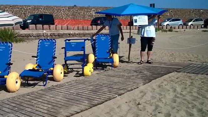 Via le barriere, arrivano in spiaggia le sedie per disabili