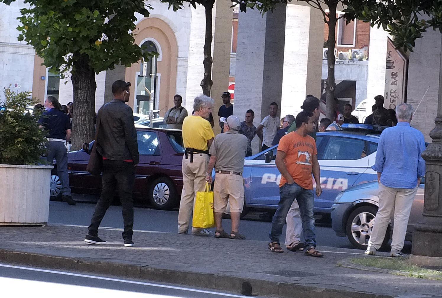 Volanti della polizia in zona stazione