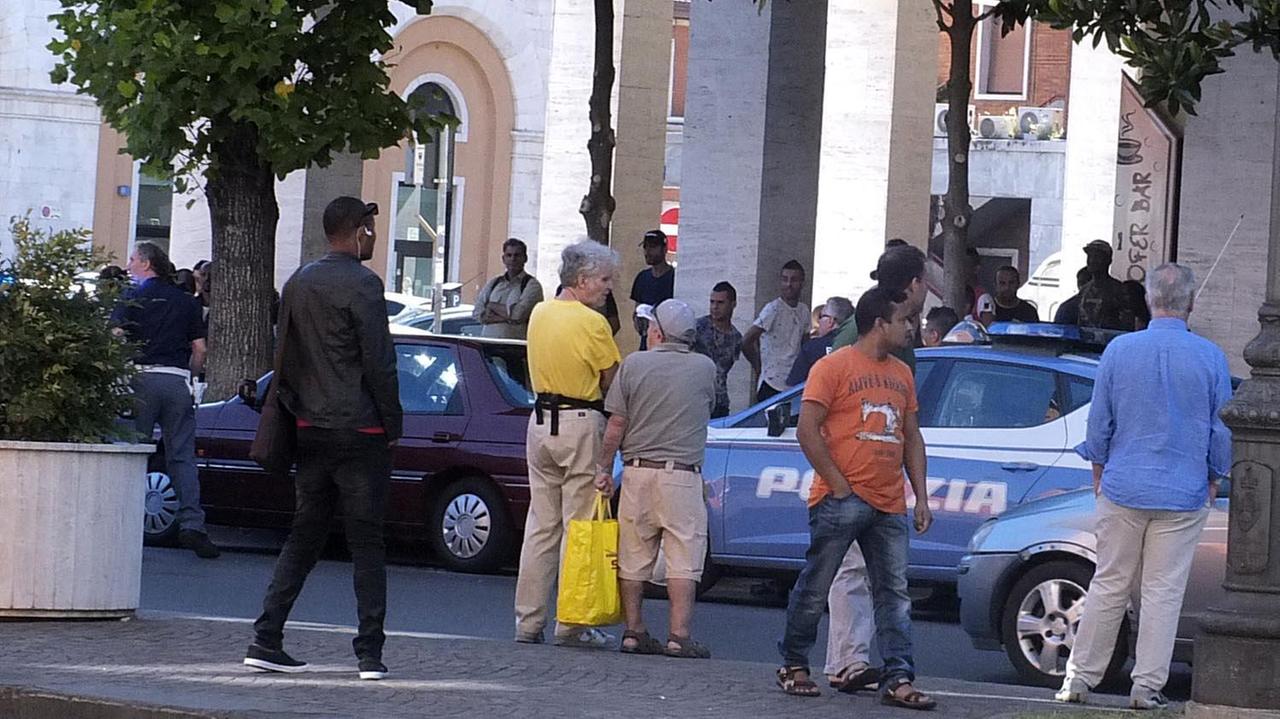 Volanti della polizia in zona stazione
