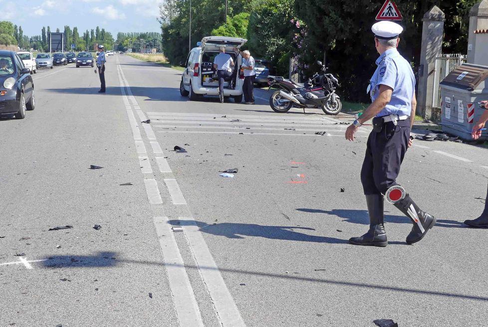 Scontro con un furgone, viene sbalzato dalla moto  