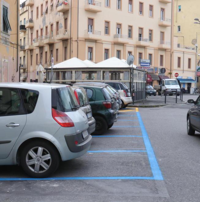 Idea M5s per i residenti: «Stalli blu, un anno gratis»