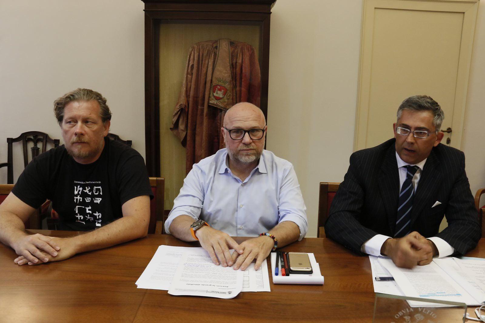 Il sindaco Filippo Nogarina, l'assessore Lammetti e il liquidatore di Liri Paponi 
