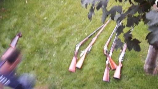 Rubano soldi, oro e 15 fucili Poi abbandonano le armi