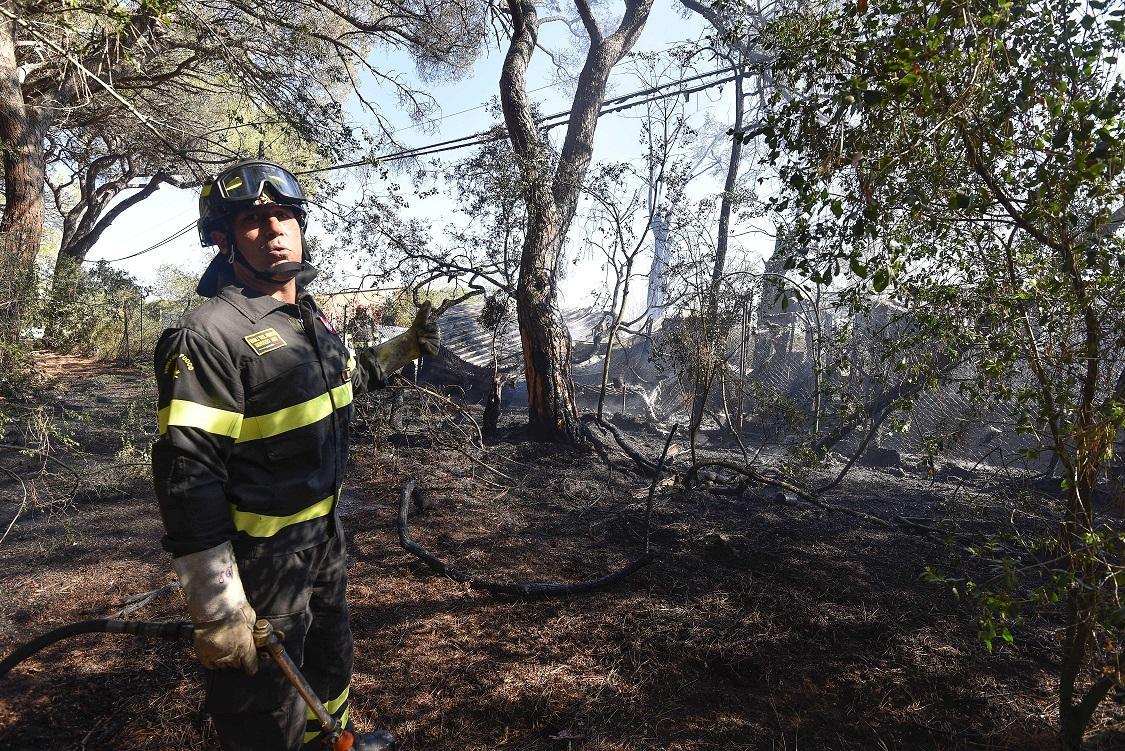 La baracca che ha preso fuoco a Marina di Grosseto (foto Agenzia Bf)