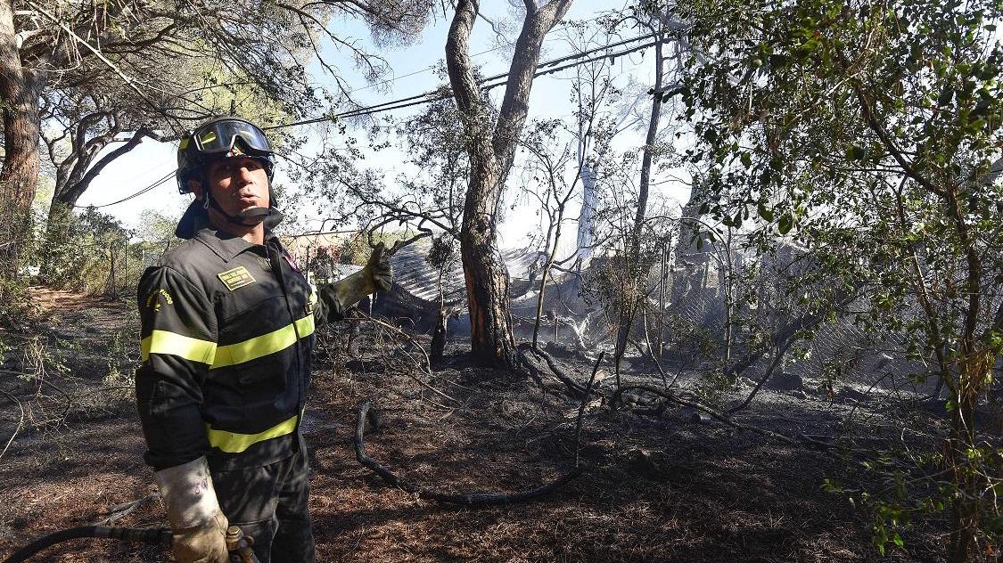 La baracca che ha preso fuoco a Marina di Grosseto (foto Agenzia Bf)