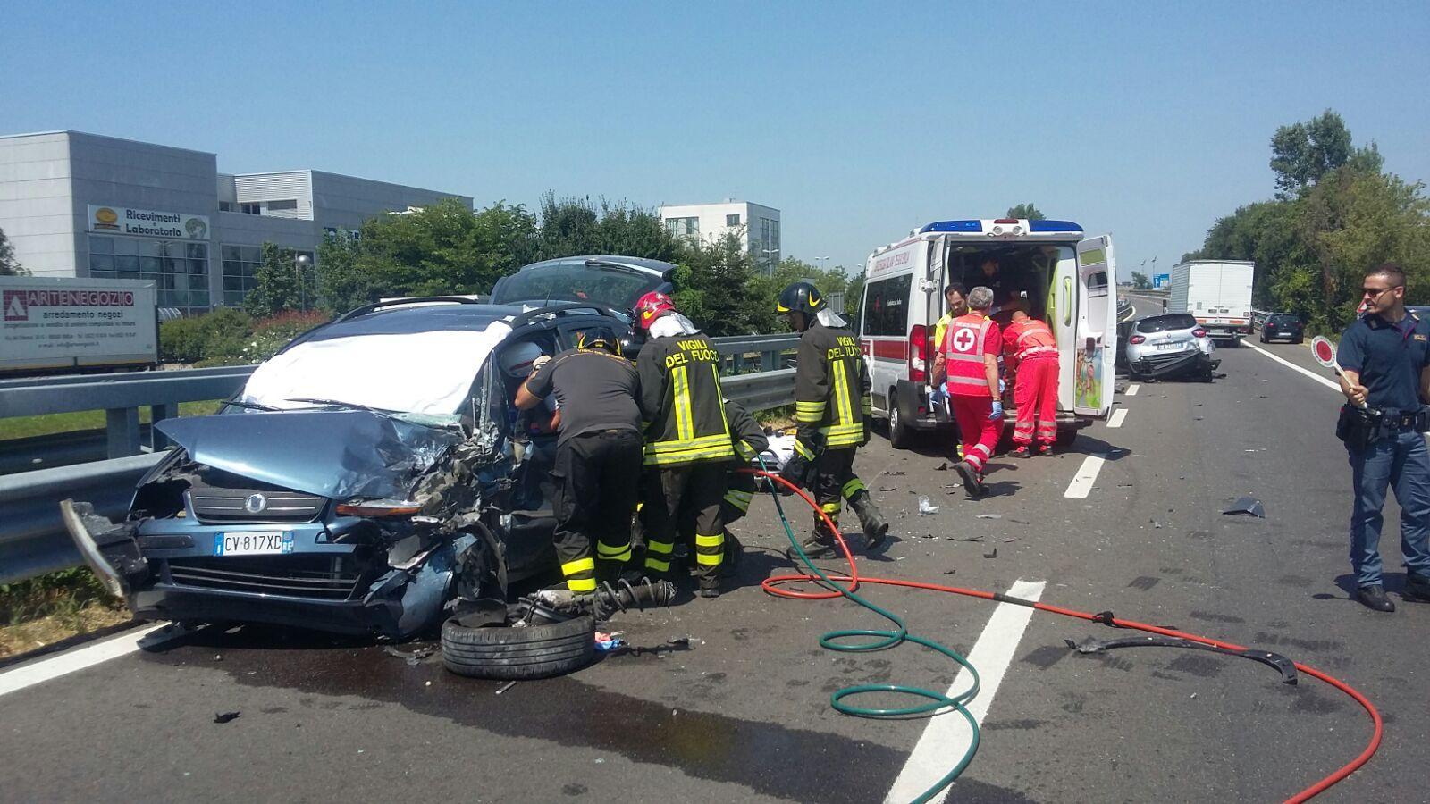 Reggio Emilia, incidente in tangenziale: due persone in ospedale