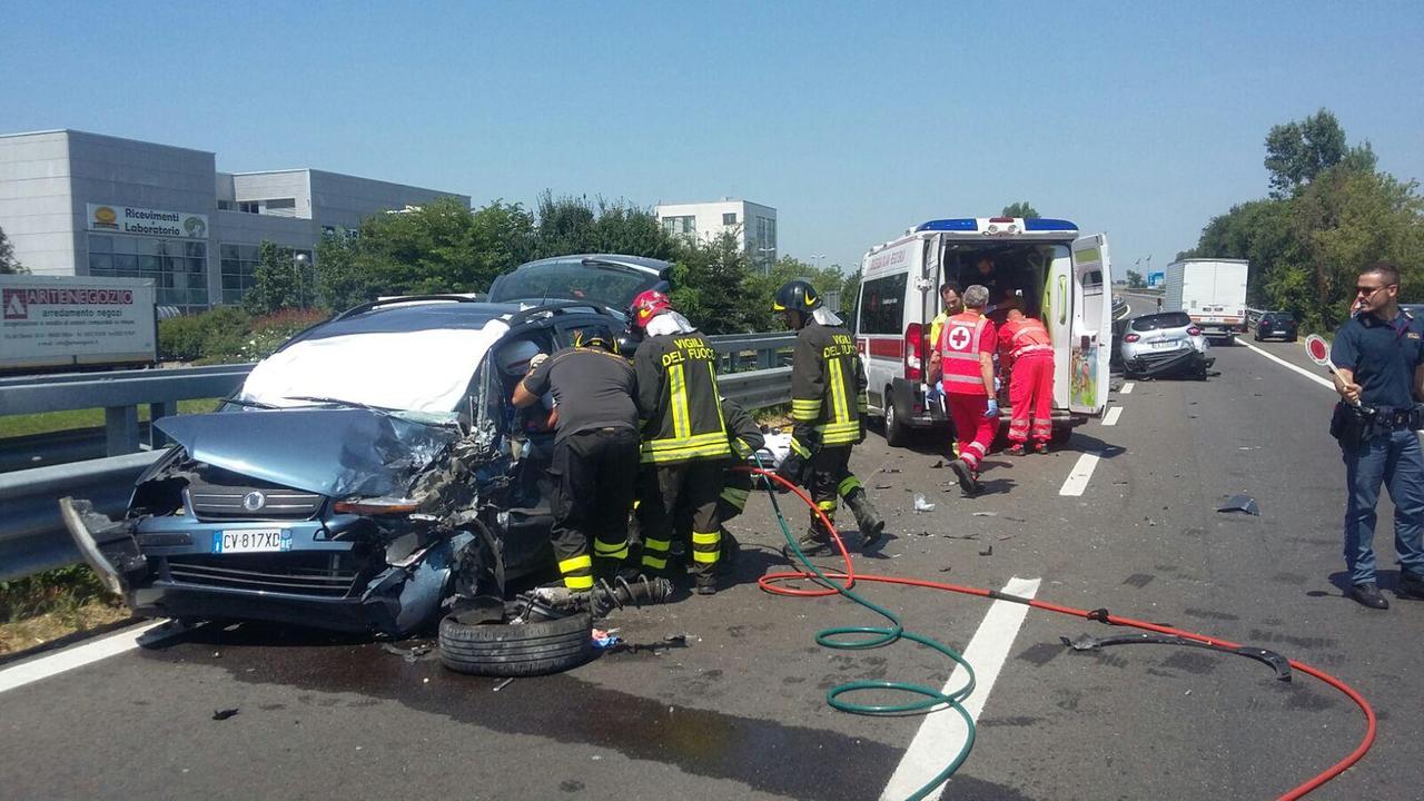 Reggio Emilia, incidente in tangenziale: due persone in ospedale
