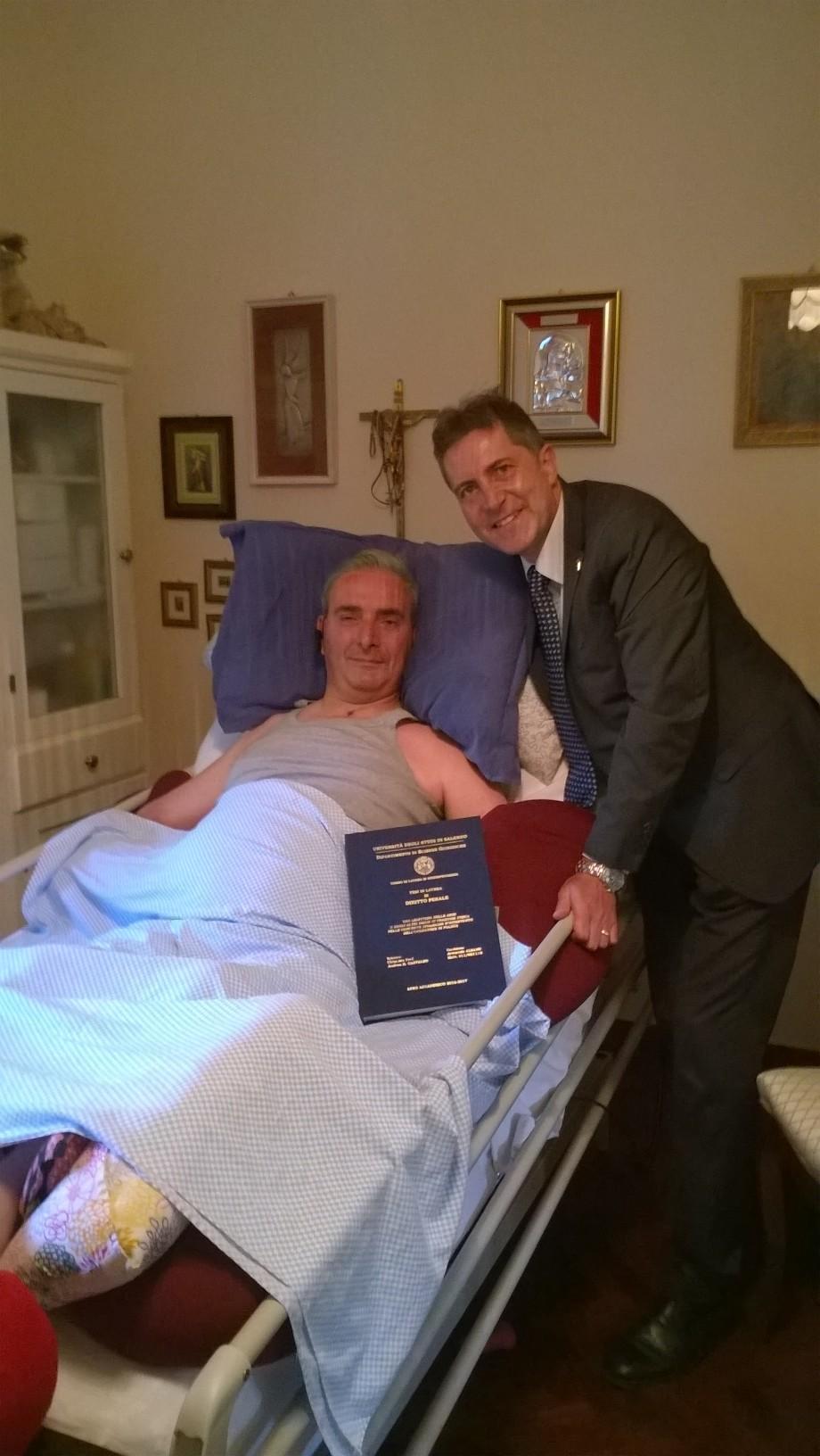 L'assistente capo della polizia Albano in visita dal maresciallo Giangrande con una copia della tesi