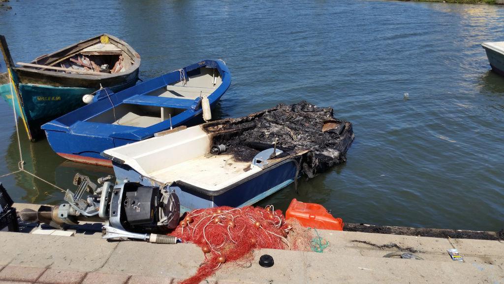 La barca incendiata a Olbia (foto Gavino Sanna)