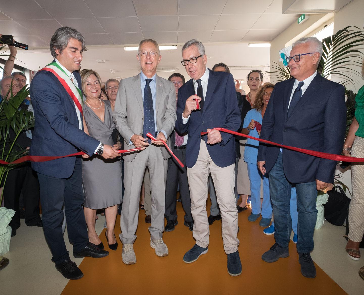 L'inaugurazione del pronto soccorso del policlinico universitario: da sinistra Tommaso Locci, Rosanna Laconi, Giorgio Sorrentino, Francesco Pigliaru e Nazareno Pacifico (foto Mario Rosas)
