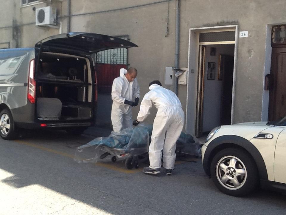 Trovato morto sul pavimento della sua casa