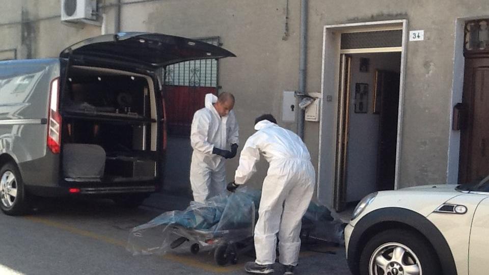 Trovato morto sul pavimento della sua casa