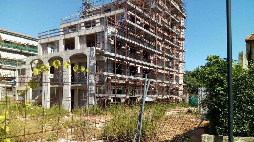 Mattoni e bottiglie lanciate dal palazzo