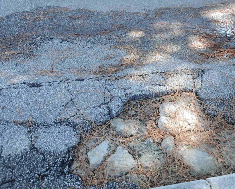 Buche qua e là, strade pericolose a Porta a Lucca 
