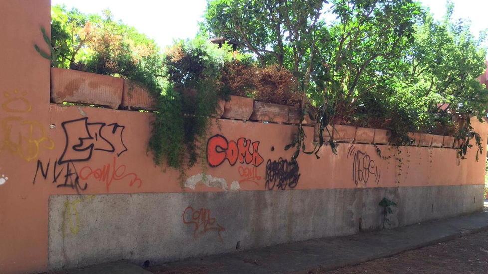 Scritte sui muri del giardino pubblico