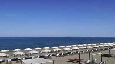 Tombolo, nuova gestione per il resort sul mare
