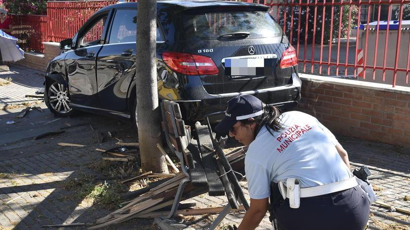 Scontro fra auto Panchina a pezzi