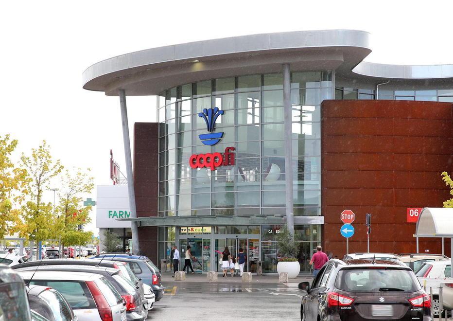 Dipendente Coop compra scarpe e non paga: denunciata